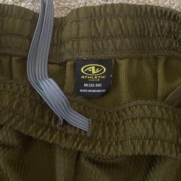 Athletic shorts - Picture 2 of 3